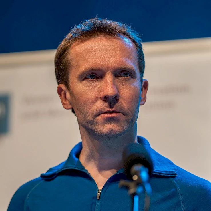 AustroBERT – The Power of Trusted Media Data